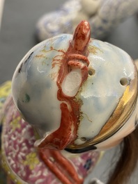 Drie Chinese famille rose en verte figuren, 19/20e eeuw